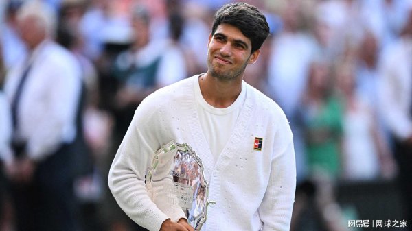 大牛证券港股 阿卡在颁奖礼被主持人问离谱问题，网友：听过的最蠢的提问