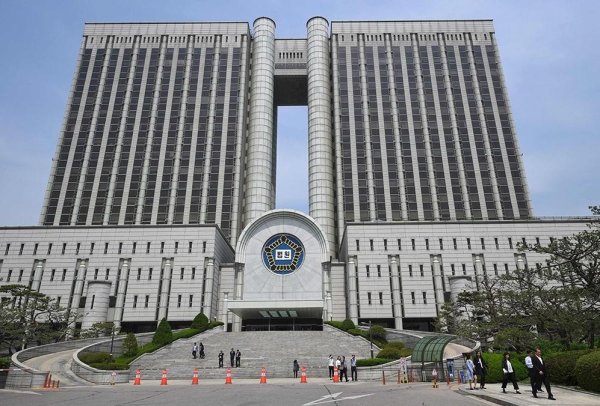 赛岳恒配资 尹锡悦抵达首尔中央地方法院 将出席拘留适当性审查