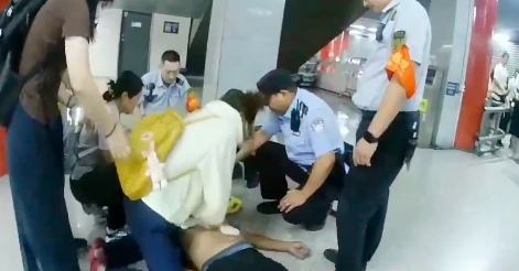 万联证券 警医联动跪地抢回跳停的心 男子被救护车送往医院进一步救治